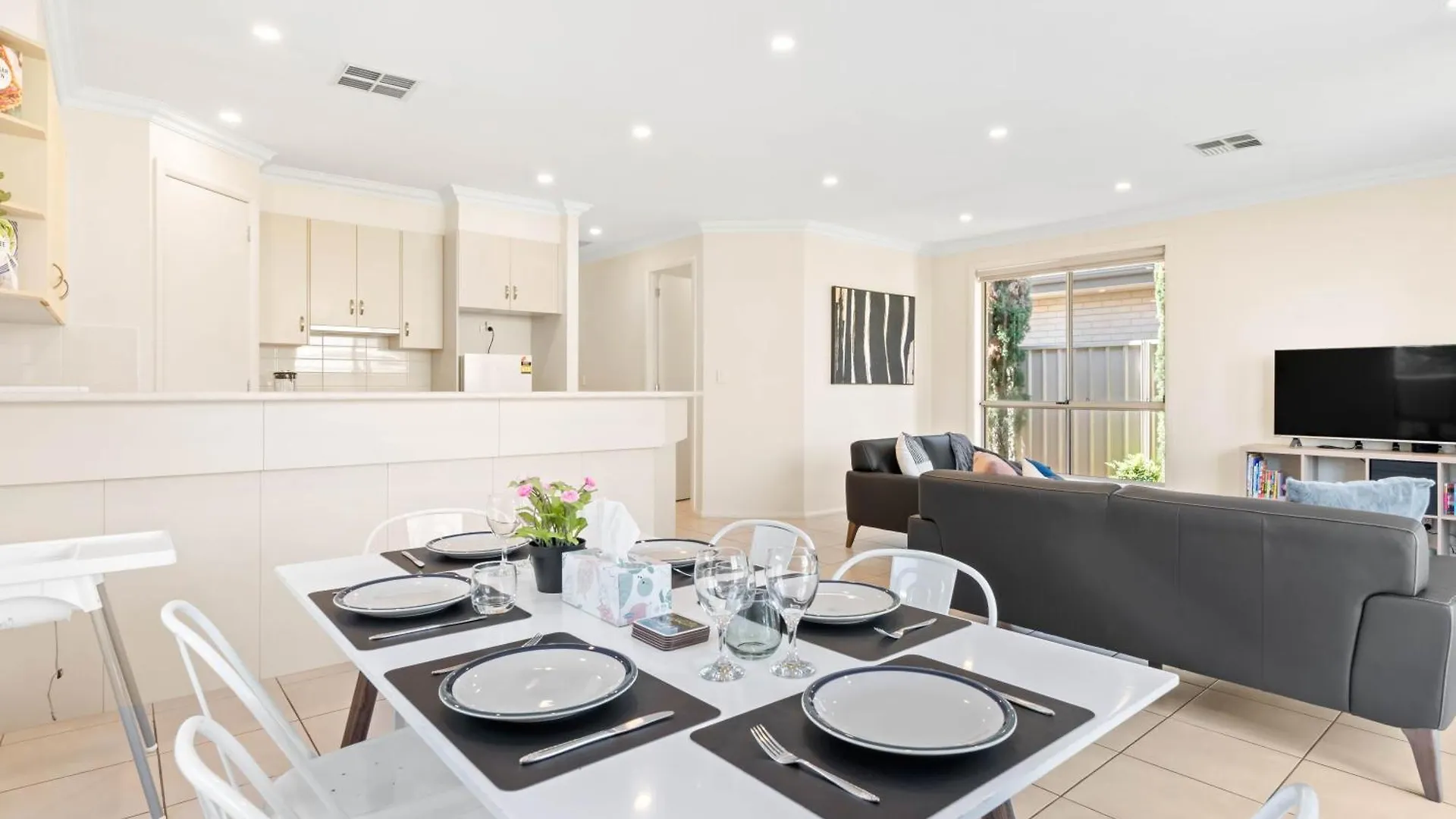 No Stairs, Big House, Garage Richmond Residence 2 Adelaide Holiday home